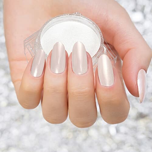 Shimmering nails with pearl white chrome effect.